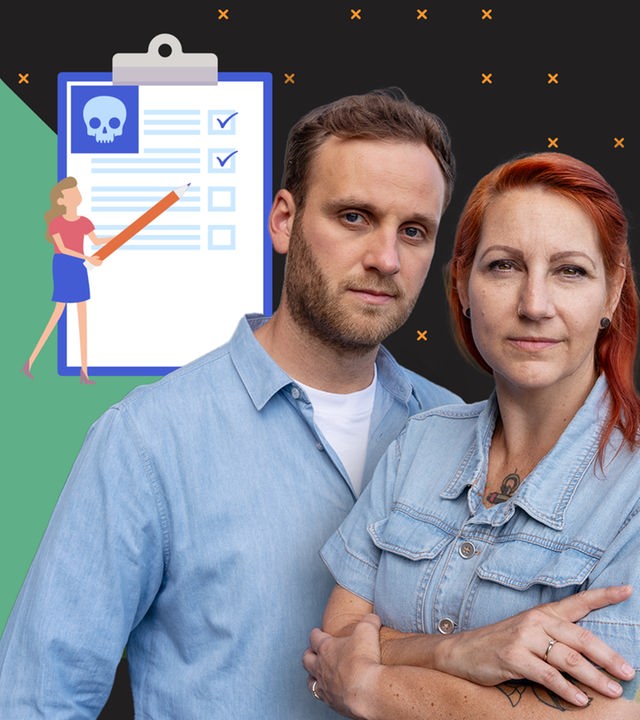 Leon Windscheid steht vor einer Grafik, auf der viele weinende Trauernde zu sehen sind und ein Mensch, der sich gerade auflöst und verschwindet – ein Abschied für immer.