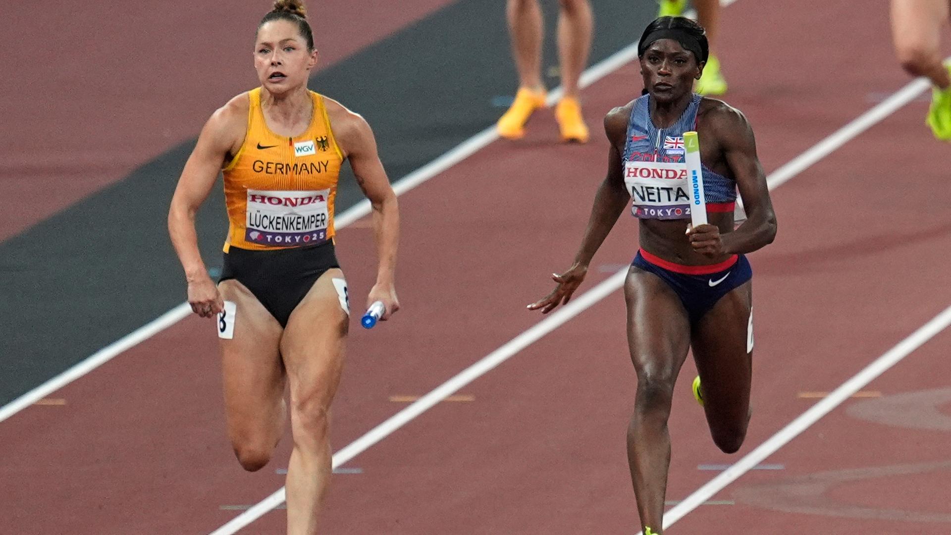 Zwei Wettläuferinnen liegen gleich auf und rennen um den Sieg.