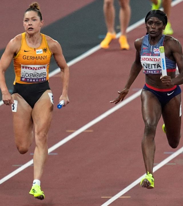 Zwei Wettläuferinnen liegen gleich auf und rennen um den Sieg.