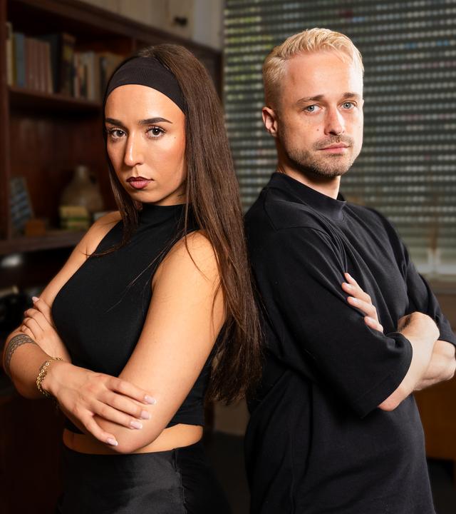 Die Psychologie-Studentin Gina (links) und der KI-Filmemacher Adrian (rechts) stehen Rücken an Rücken rechts im Bild.