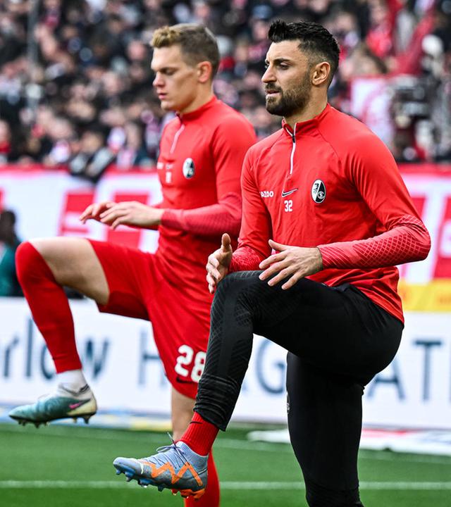 Matthias Ginter und Vincenzo Grifo vom SC Freiburg wärmen sich am 12.03.2023 auf.