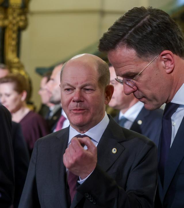 Olaf Scholz spricht mit Mark Rutte während eines Empfangs vor einem EU-Gipfel.