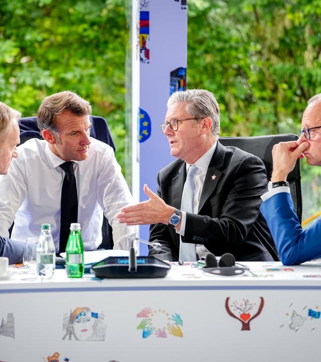 Albanien, Tirana: Donald Tusk (l-r), Ministerpräsident von Polen, Frankreichs Präsident Emmanuel Macron, Keir Starmer, Premierminister von Großbritannien, und Bundeskanzler Friedrich Merz (CDU) sitzen am Rande des Gipfeltreffens der Europäischen Politischen Gemeinschaft nach einem Treffen mit dem ukrainischen Präsidenten zusammen. 