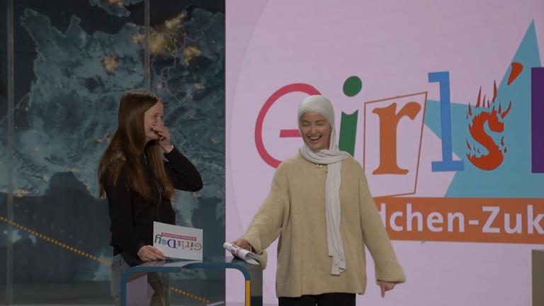 Zwei Mädchen lachend bei der Moderation im ZDF-Studio anlässlich des Girls' Day im ZDF