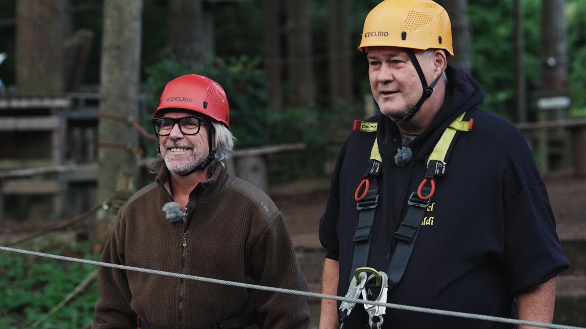 Waldi und Ricardo im Hochseilgarten