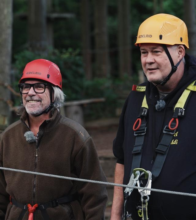 Waldi und Ricardo im Hochseilgarten