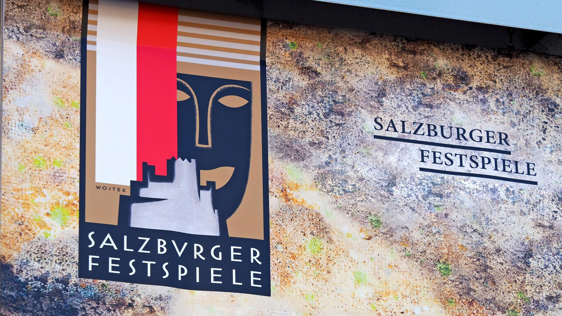 Salzburger Festspiele Logo, Plakat darauf eine stilisierte Maske, eine stilisierte Burg und die Flagge von Salzburg