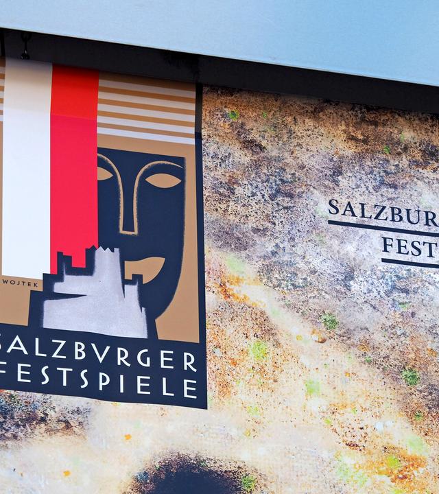 Salzburger Festspiele Logo, Plakat darauf eine stilisierte Maske, eine stilisierte Burg und die Flagge von Salzburg