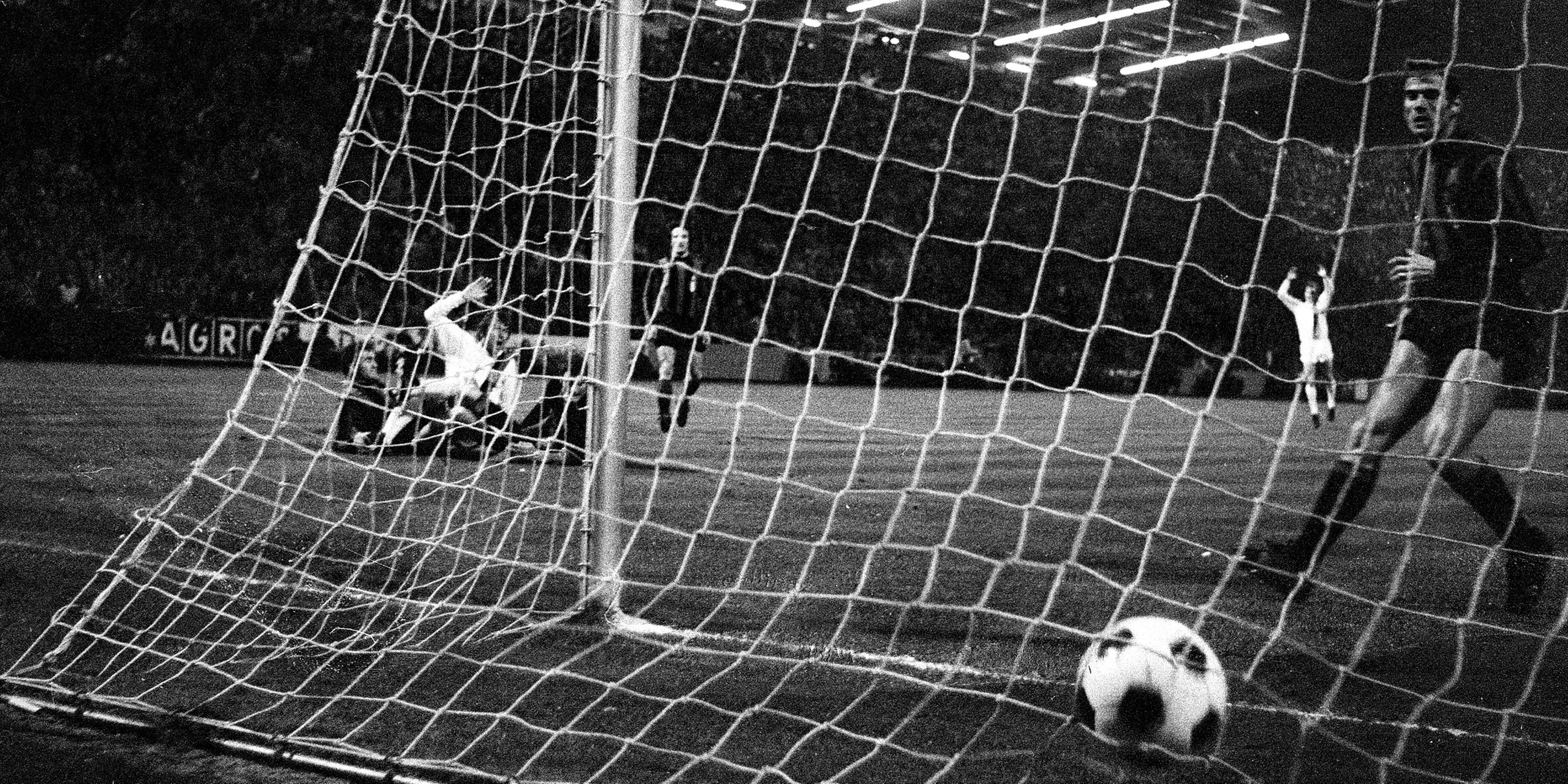 Archiv: Jupp Heynckes erzielt das 1:0 für Borussia Mönchengladbach.