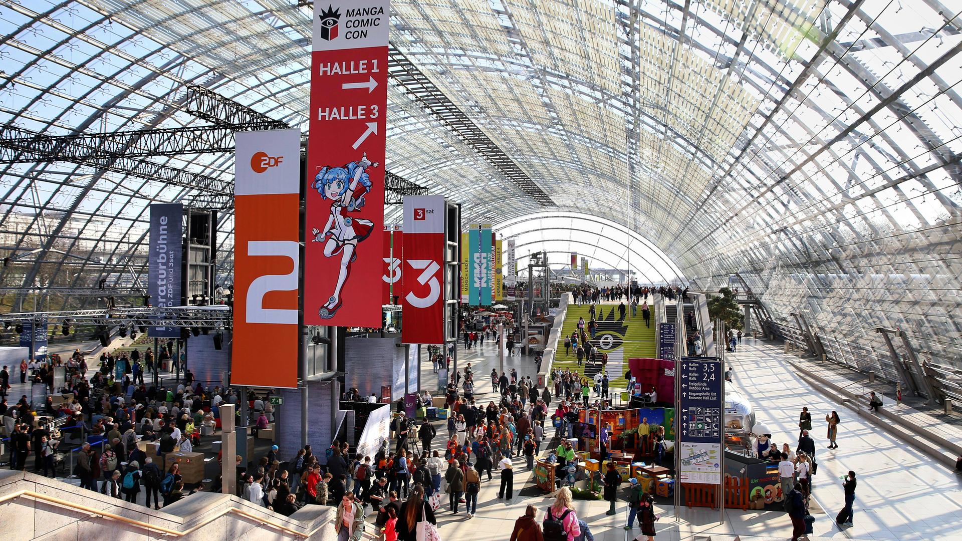 Am Eröffnungstag der Leipziger Buchmesse versammeln sich Besucher in den Leipziger Messehallen.