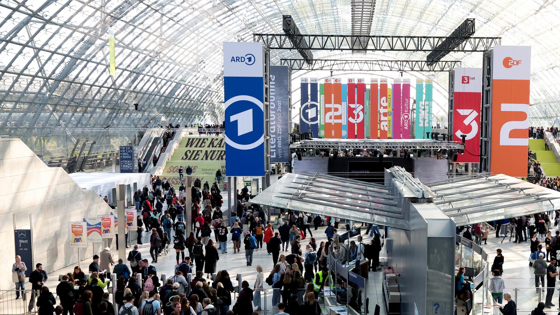  Am Eröffnungstag der Leipziger Buchmesse versammeln sich Besucher in den Leipziger Messehallen.