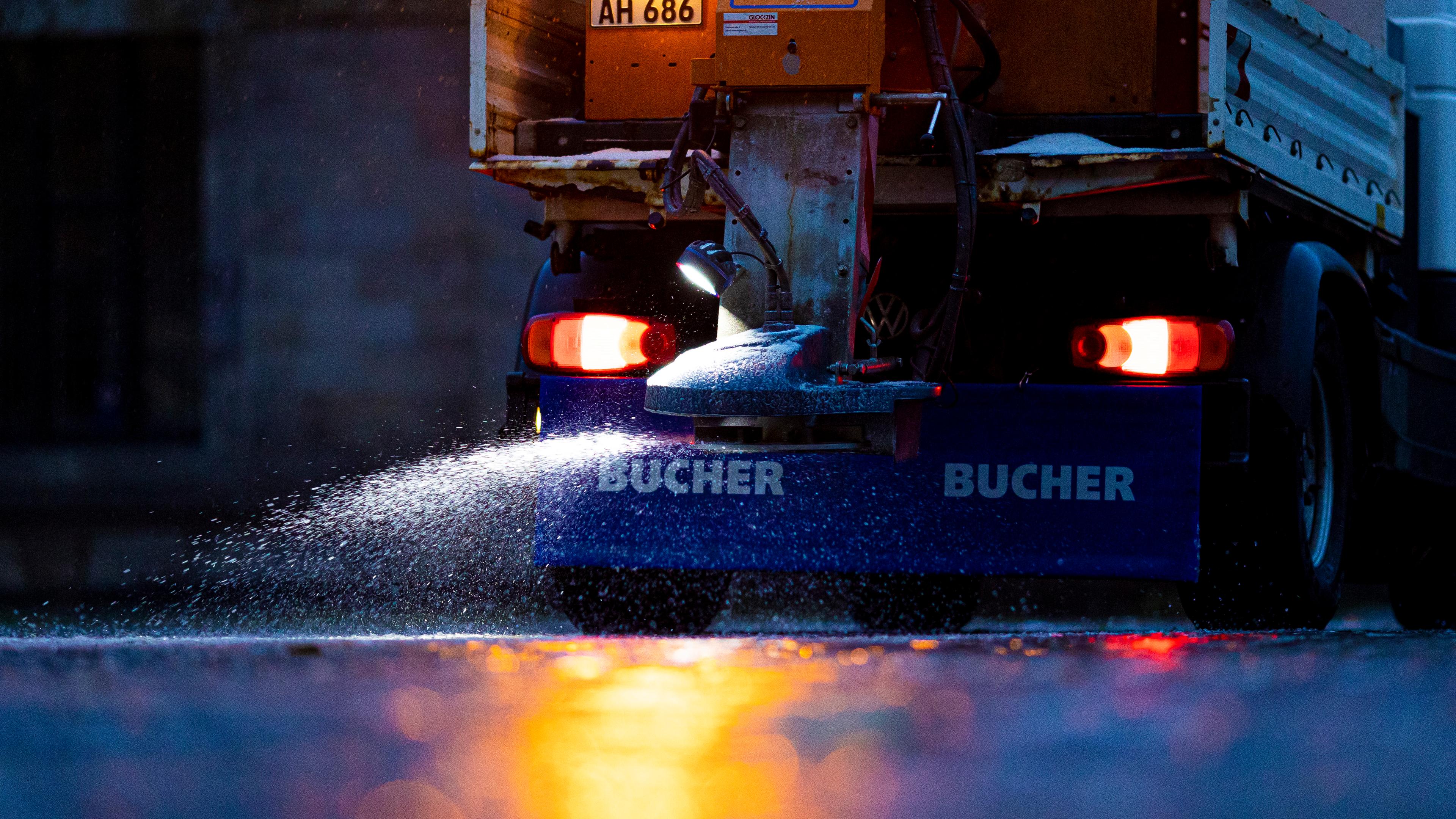 Niedersachsen, Hannover: Ein Streufahrzeug bringt am Morgen Streumittel auf dem Opernplatz aus. 