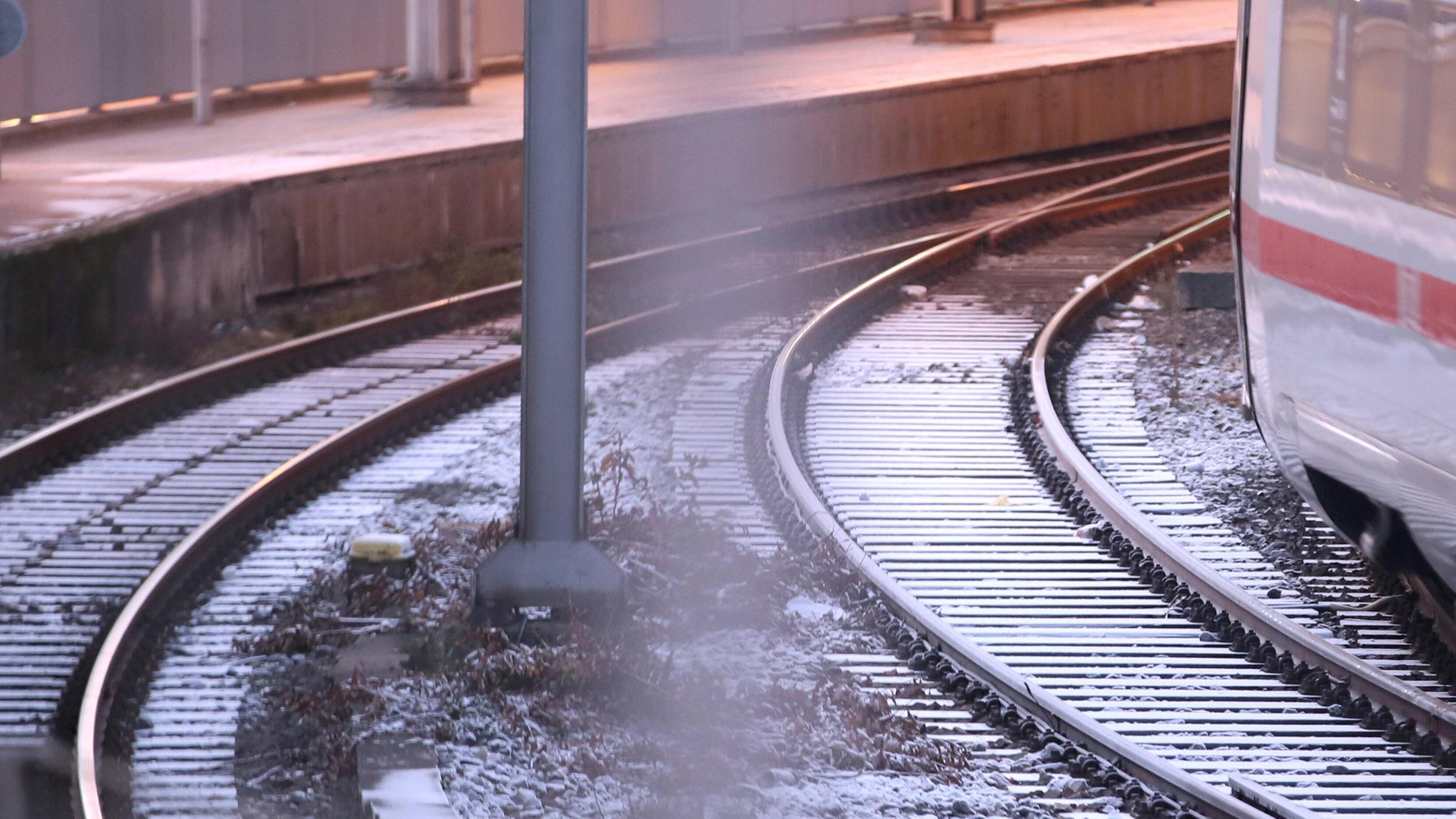 Zug steht auf vereisten Schienen