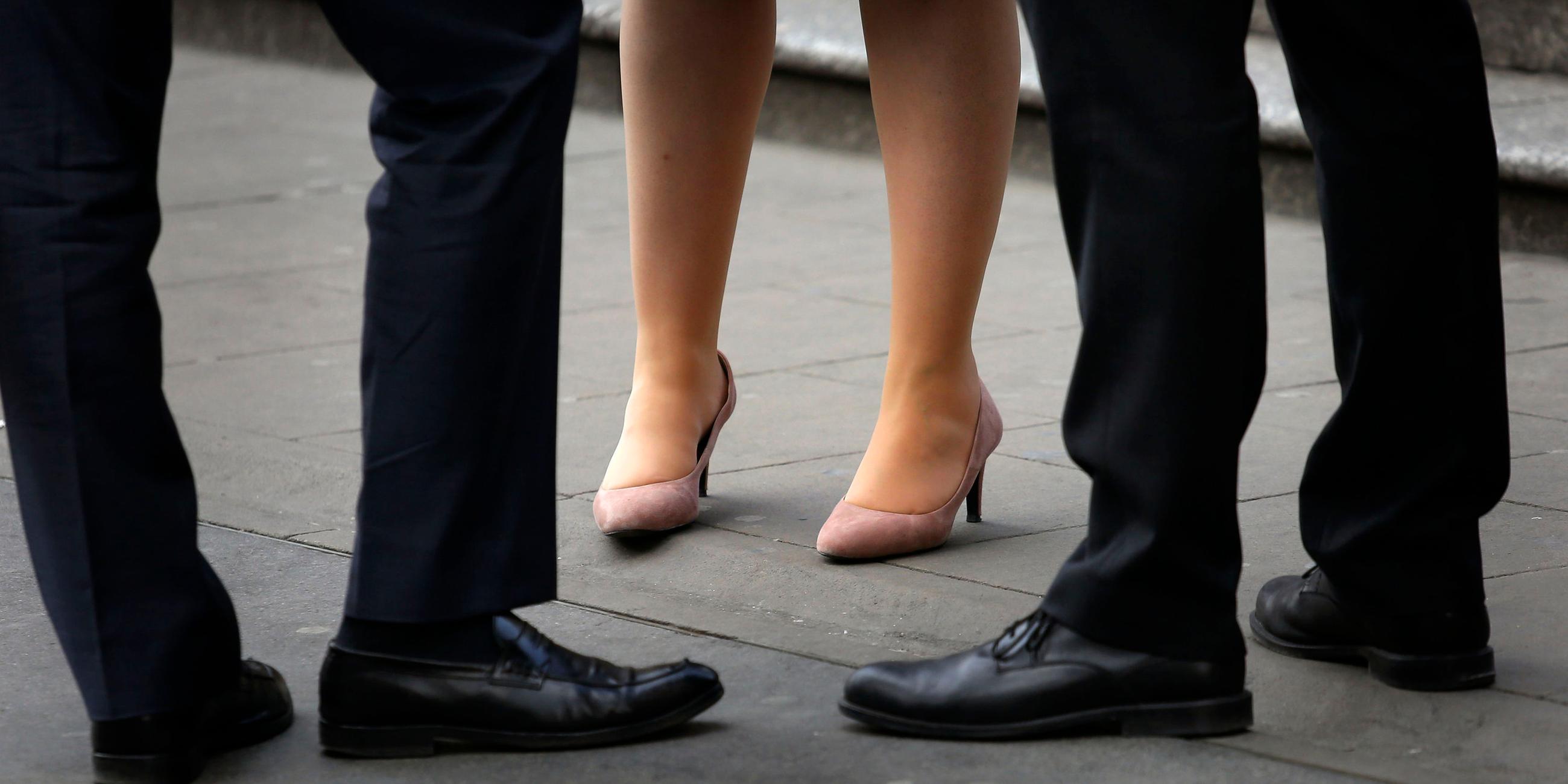 Eine Frau und zwei Männer