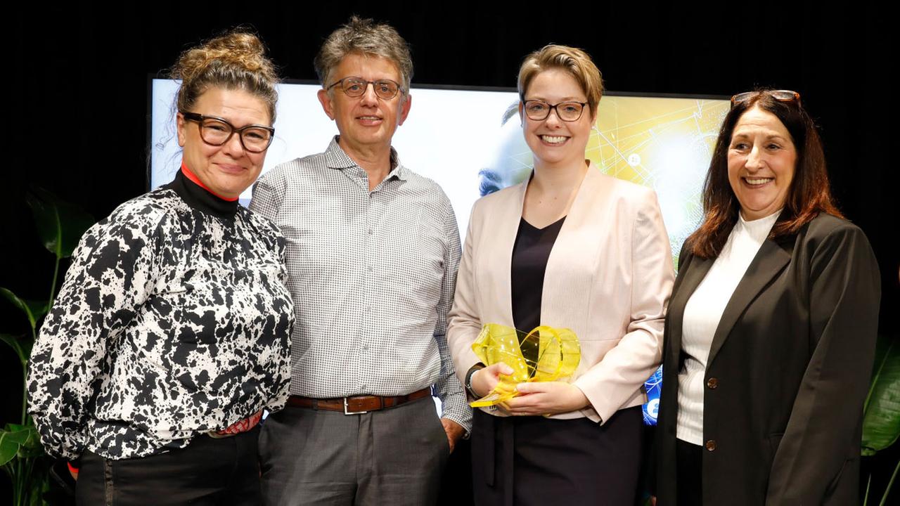 Gruppenfoto bei der Preisverleihung Förderpreis Medientechnologie 2023: v.l.n.r.: : ZDF-Gleichstellungsbeauftragte Stephanie Keppler, Wolfgang Flothow, Leiter GB PSB, Preisträgerin Sandra Severin und Margit Langhauser, Prd/Distribution 