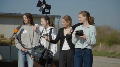 Girls' Day 2025 im ZDF: vier Mädchen mit TV-Ausrüstung im Fernsehgartengelände