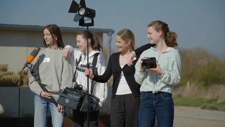Girls' Day 2025 im ZDF: vier Mädchen mit TV-Ausrüstung im Fernsehgartengelände