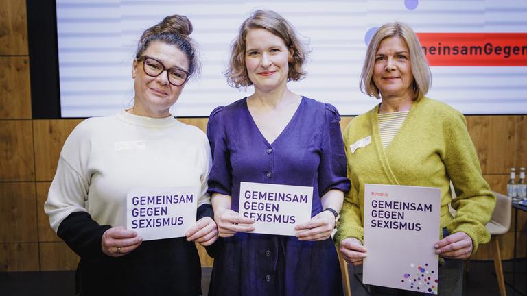 Vertreterinnen des Bündnisses gegen Sexismus: ZDF-Gleichstellungsbeauftragte Stephanie Keppler, EAF Projektleiterin Stefanie Lohaus und SWR-Beauftragte Cornelia Kuhn-Lorenz
