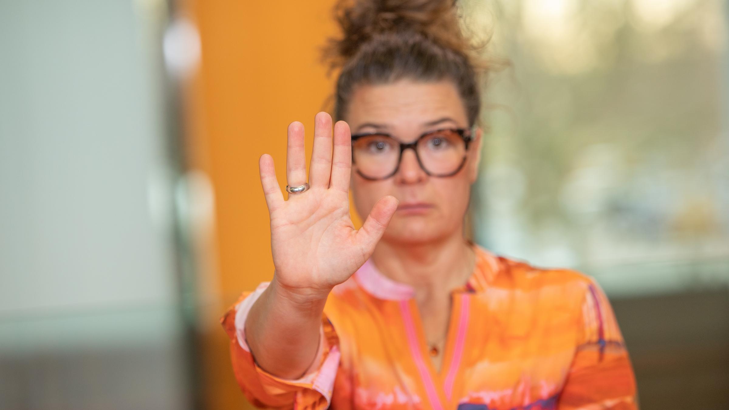 Anlässlich "Orange day": ZDF-Gleichstellungsbeauftragte Stephanie Keppler mit ausgestreckter - Stop signalisierender - Hand 