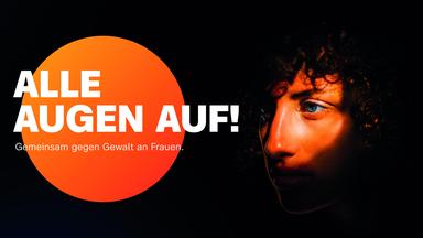 Typical für den Orange Day: Gesicht einer jungen Frau mit Punktstrahler in dunkler Umgebung angestrahlt und daneben der Schriftzug "Alle Augen auf!"