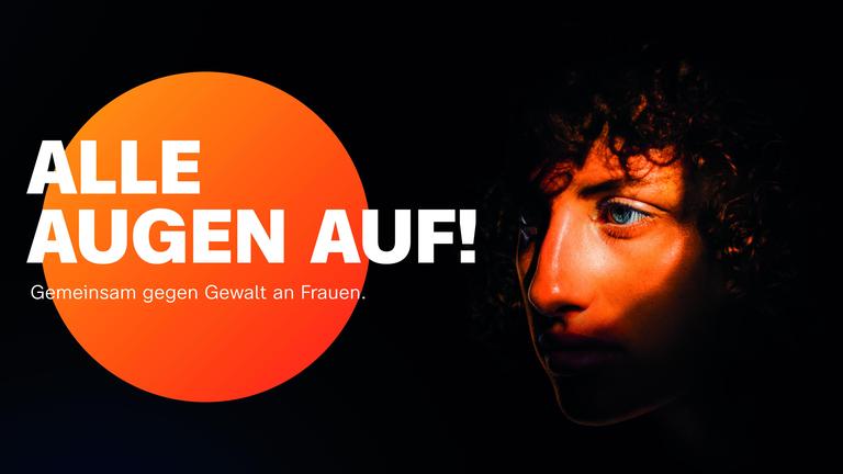 Typical für den Orange Day: Gesicht einer jungen Frau mit Punktstrahler in dunkler Umgebung angestrahlt und daneben der Schriftzug "Alle Augen auf!"