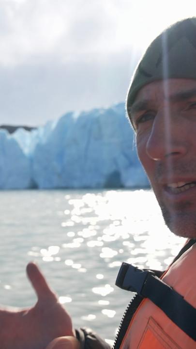 Klimaforscher Prof. Dr. Tobias Sauter besucht seine Wetterstation, um das Abschmelzen der Gletscher zu messen.
