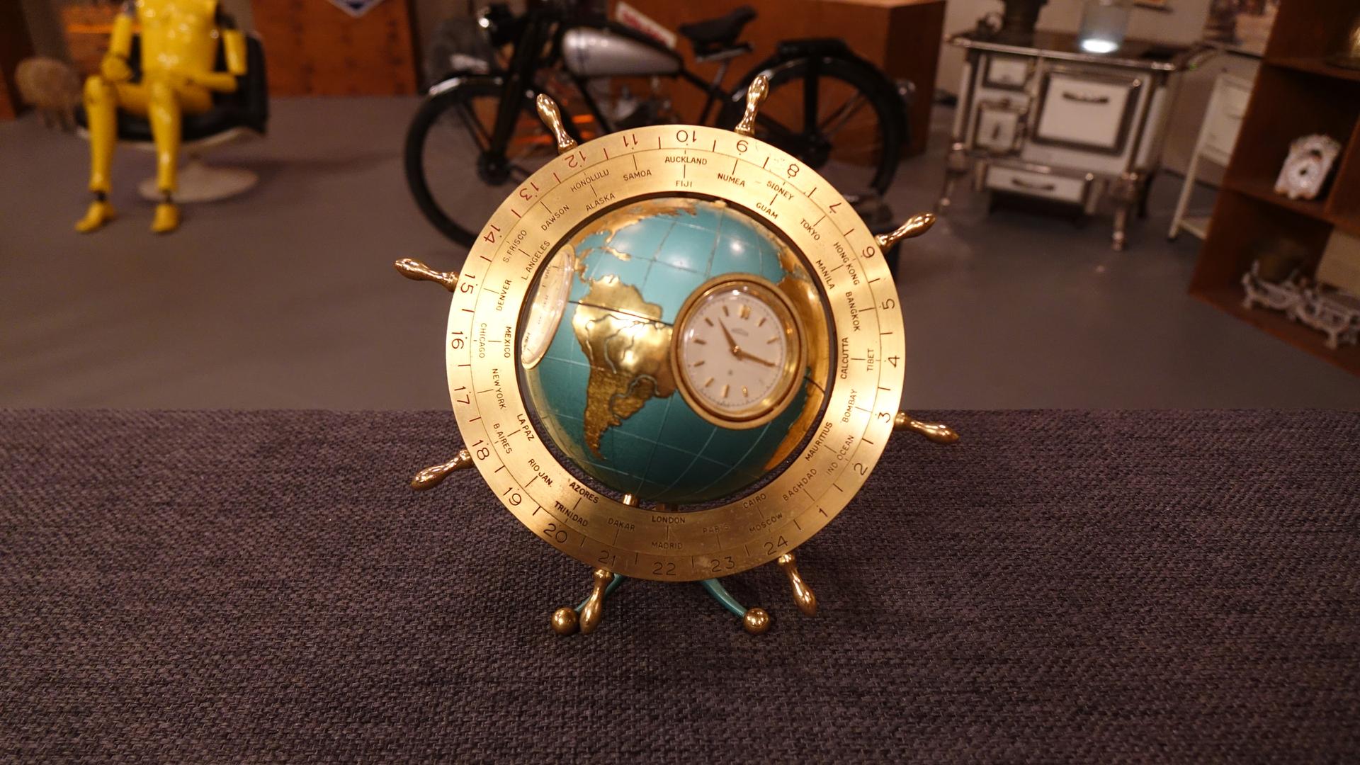 Globus-Uhr mit Wetterstation