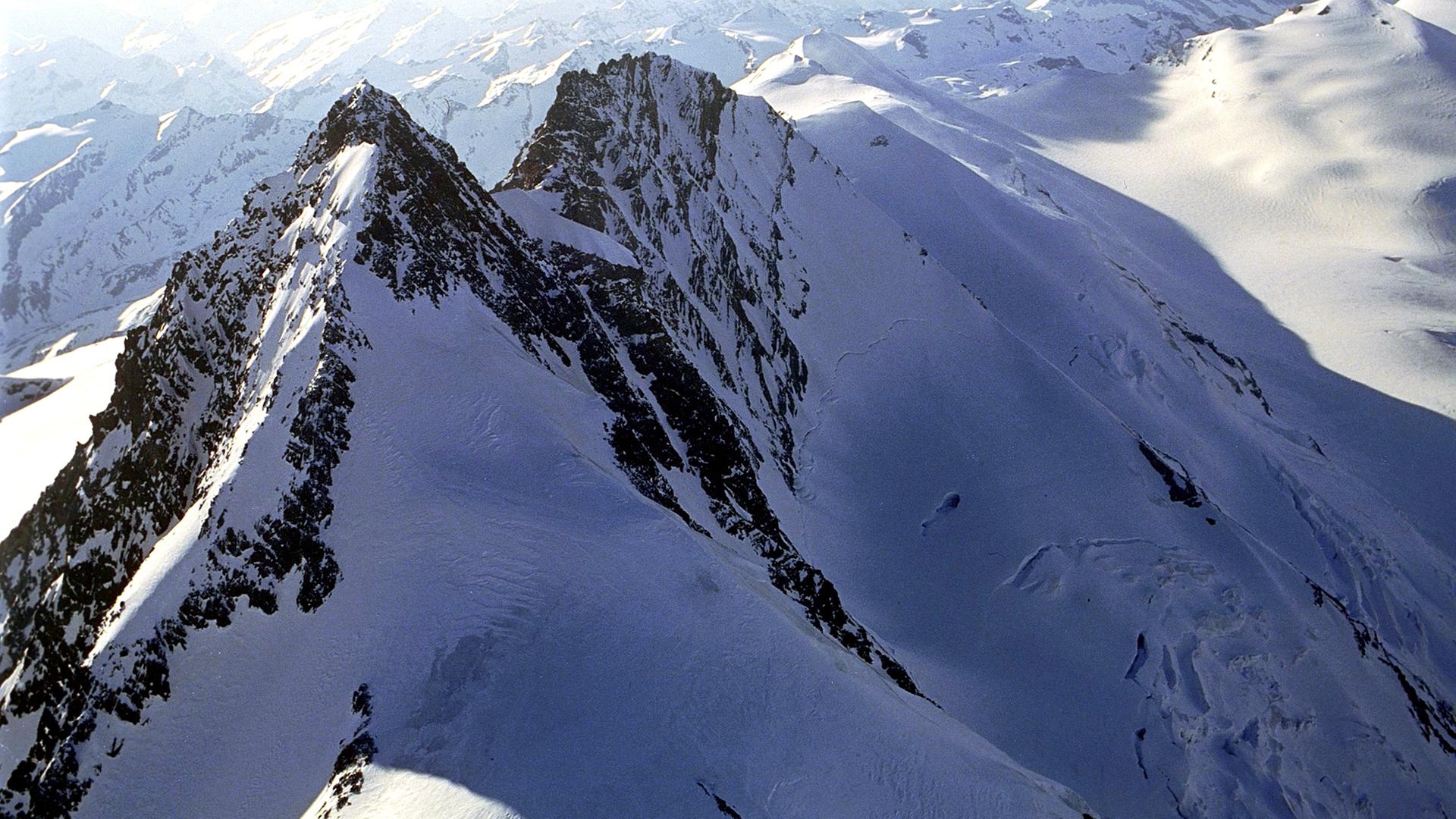 Der schneebedeckte Großglockner im Sonnenschein aus der Vogelperspektive 
