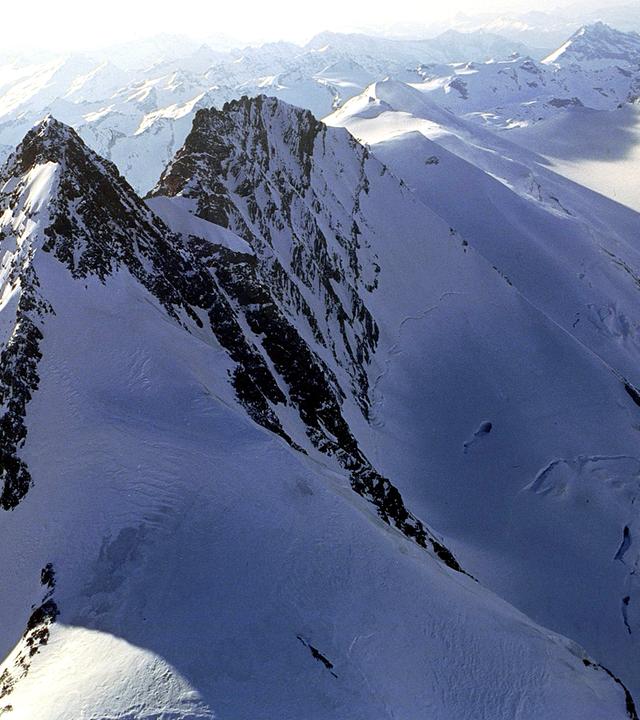 Der schneebedeckte Großglockner im Sonnenschein aus der Vogelperspektive 