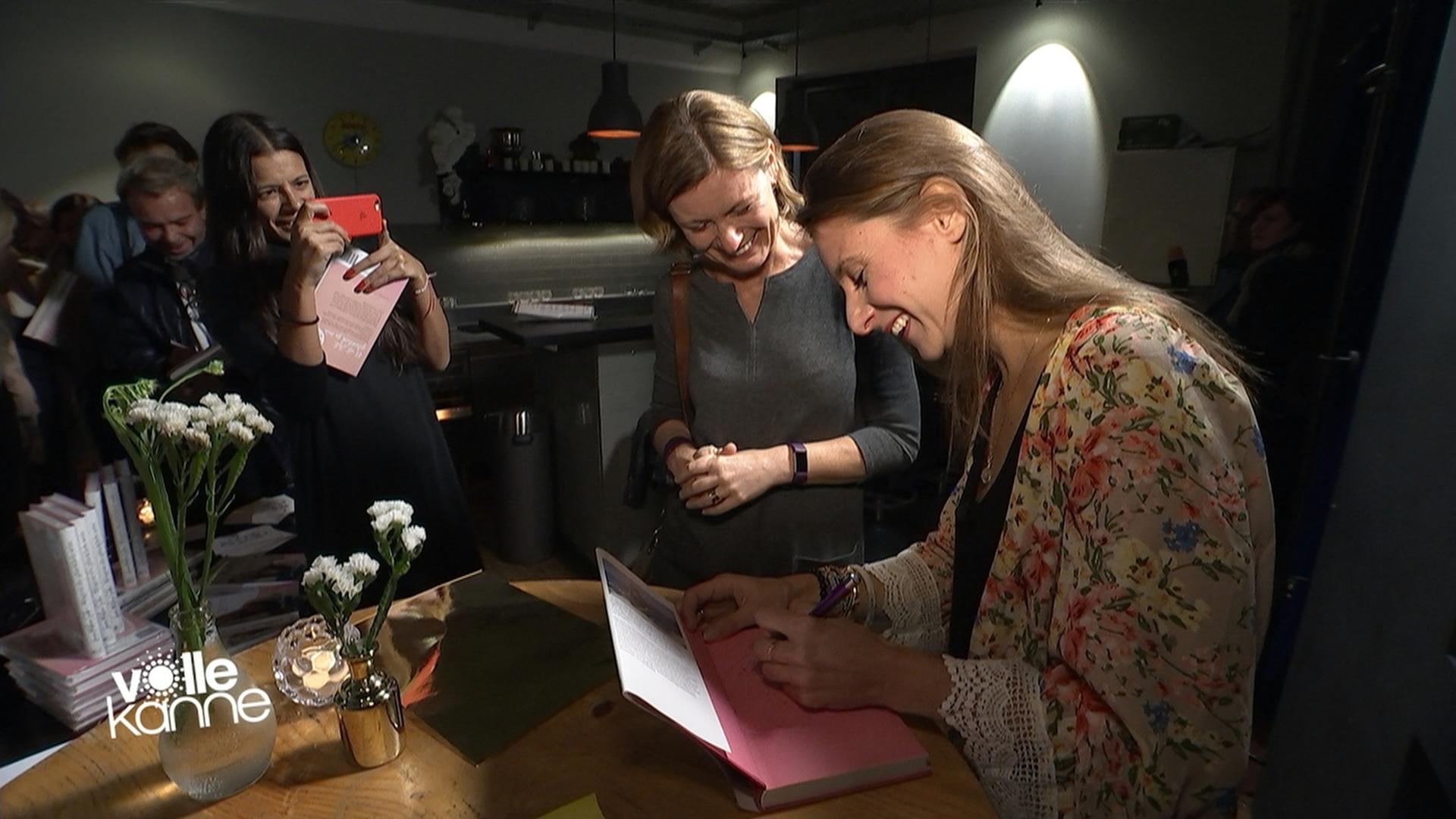 Frauen fotografieren sich mit dem Smartphone