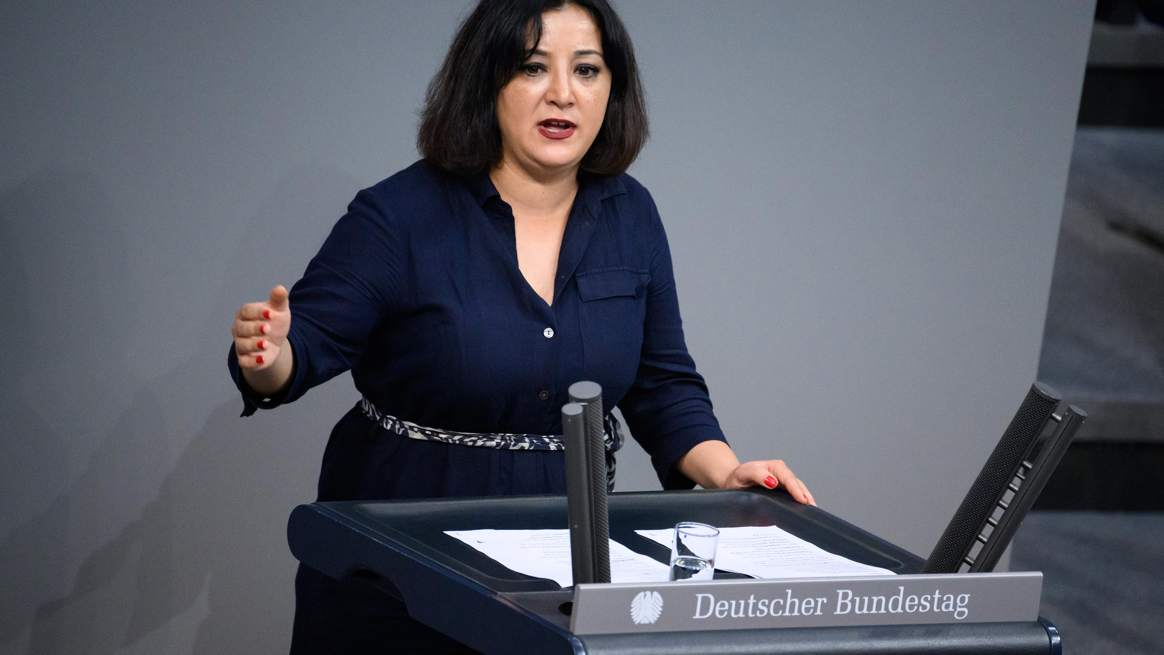 Berlin: Gökay Akbulut (Die Linke) spricht bei der Debatte über den Gesetzentwurf zur Fachkräfteeinwanderung in der Plenarsitzung im Deutschen Bundestag.
