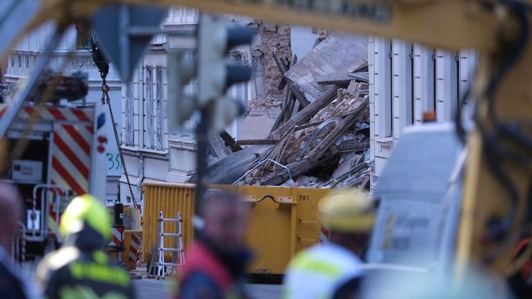 Sachsen, Görlitz: Blick auf den Schuttberg des eingestürzten Wohnhauses in der Innenstadt. Das Haus aus der Gründerzeit war am Vorabend eingestürzt, Retter suchen noch nach Vermissten. Als Ursache wird eine Gasexplosion vermutet