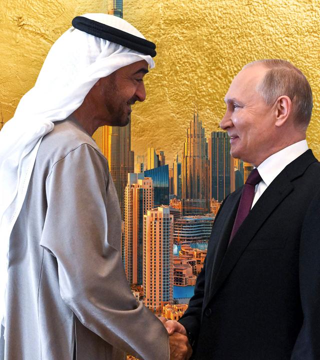 Montage: Vladimir Putin und Scheich Mohamed bin Zayed al-Nahyan schütteln sich die Hand. Im Hintergrund die, in goldenes Licht getauchte, Skyline von Dubai.