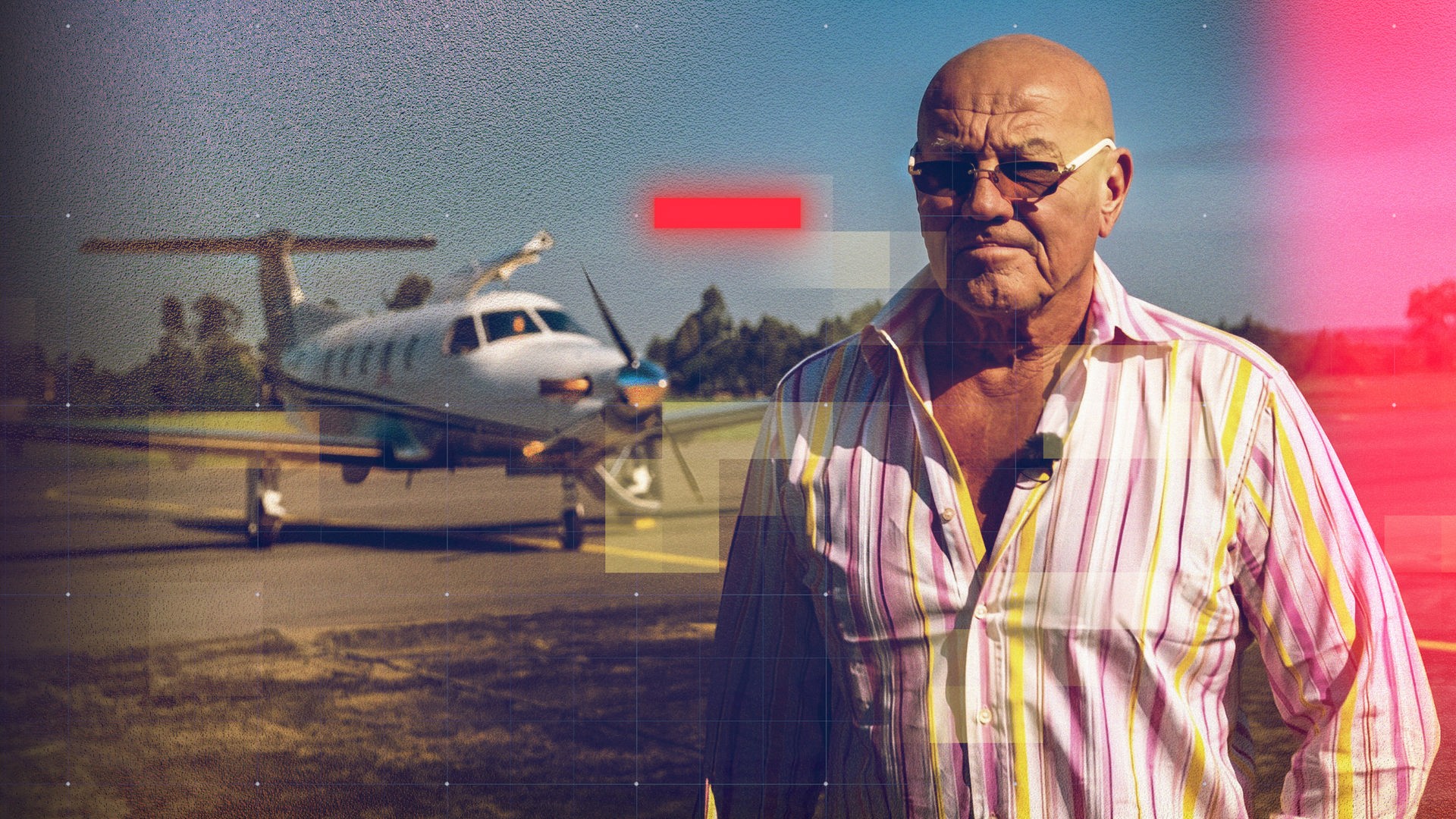 Ein älterer Mann mit Sonnenbrille und gestreiftem Hemd steht auf einem Flugfeld vor einem kleinen Propellerflugzeug. Halbtransparente goldene Rechtecke und ein feines Raster-Overlay liegen über dem digital bearbeiteten Bild, während pinke Lichteffekte am rechten Bildrand dem Motiv einen modernen, grafischen Look verleihen, wodurch ein modernes, redaktionelles Erscheinungsbild entsteht.