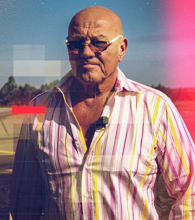 Ein älterer Mann mit Sonnenbrille und gestreiftem Hemd steht auf einem Flugfeld vor einem kleinen Propellerflugzeug. Halbtransparente goldene Rechtecke und ein feines Raster-Overlay liegen über dem digital bearbeiteten Bild, während pinke Lichteffekte am rechten Bildrand dem Motiv einen modernen, grafischen Look verleihen, wodurch ein modernes, redaktionelles Erscheinungsbild entsteht.