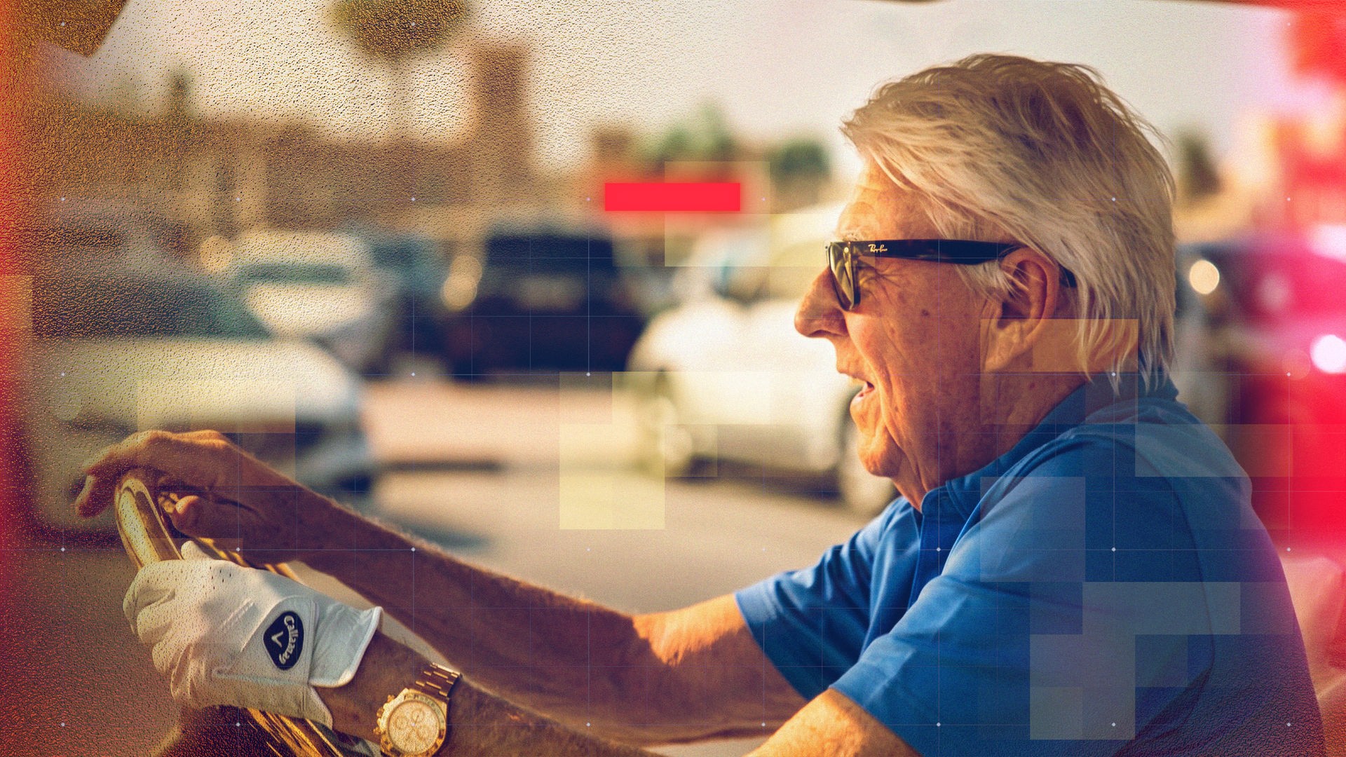 Seitliche Aufnahme eines älteren Mannes mit weißem Haar und Sonnenbrille, der einen Golfhandschuh trägt und in einem Golfcart sitzt. Die Person blickt nach vorn und spricht. Im unscharfen Hintergrund sind parkende Autos und Palmen zu erkennen. Das digital bearbeitete Bild ist mit feinen Rasterstrukturen, einem transparenten Overlay-Raster, geometrischen Grafikelementen sowie warmen Gold-Akzentuierungen und roten Lichteffekten gestaltet, wodurch ein modernes, redaktionelles Erscheinungsbild entsteht.