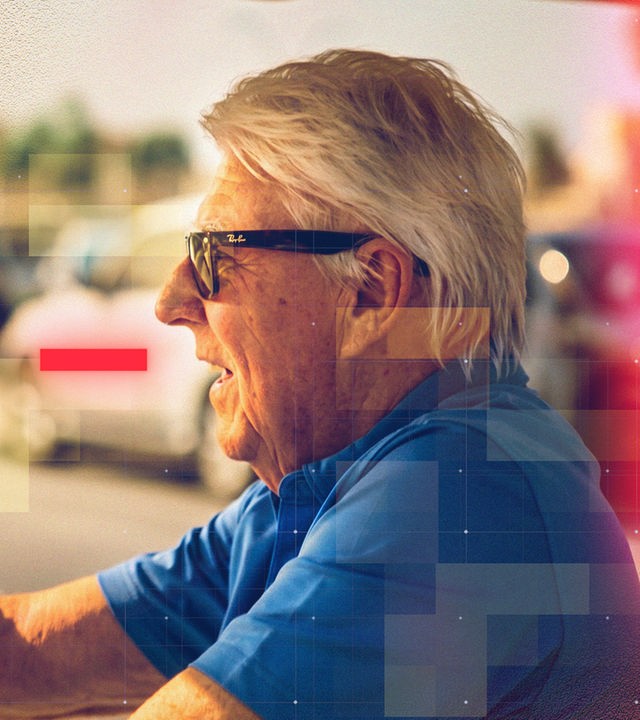 Seitliche Aufnahme eines älteren Mannes mit weißem Haar und Sonnenbrille, der einen Golfhandschuh trägt und in einem Golfcart sitzt. Die Person blickt nach vorn und spricht. Im unscharfen Hintergrund sind parkende Autos und Palmen zu erkennen. Das digital bearbeitete Bild ist mit feinen Rasterstrukturen, einem transparenten Overlay-Raster, geometrischen Grafikelementen sowie warmen Gold-Akzentuierungen und roten Lichteffekten gestaltet, wodurch ein modernes, redaktionelles Erscheinungsbild entsteht.