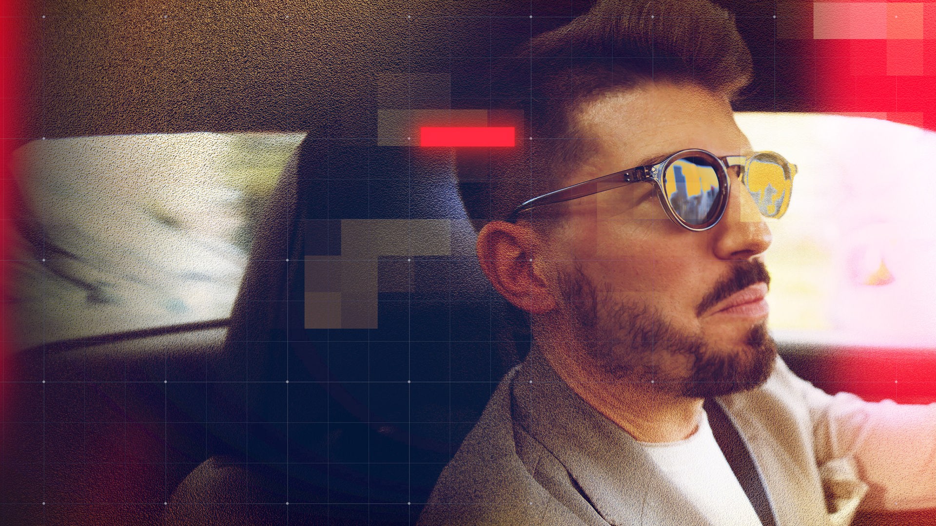 Eine männliche Person mit kurz geschnittenem Haar, Bart und Sonnenbrille sitzt am Steuer eines Sportwagens und blickt konzentriert nach vorn. Die Szene vermittelt den Eindruck eines professionellen Finanzhändlers, der Märkte beobachtet und Anlageentscheidungen trifft. In den verspiegelten Gläsern spiegeln sich goldfarbene Töne und eine angedeutete Stadtsilhouette, die das Thema Gold, Börse und Wertanlage aufgreifen. Über dem digital bearbeiteten Bild liegen halbtransparente rote und goldene Grafikelemente sowie ein feines grafisches Raster-Overlay, wodurch ein modernes, redaktionelles Erscheinungsbild entsteht.