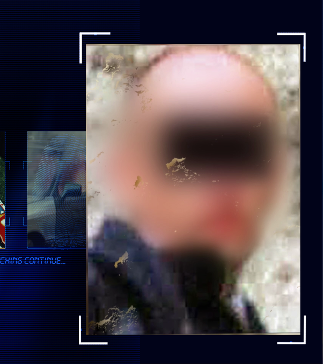 Bei schwacher Bildauflösung schemenhaft zu erkennender Mann, ca. 30 Jahre, kurze helle Haare, schaut Richtung Kamera. Er trägt eine schwarze Jacke. Das Gesicht wurde im Bild technisch verfremdet. Er steht vor einer Mauer aus Stein. Links daneben: Lichtschematische Darstellung eines Fingerabdrucks.