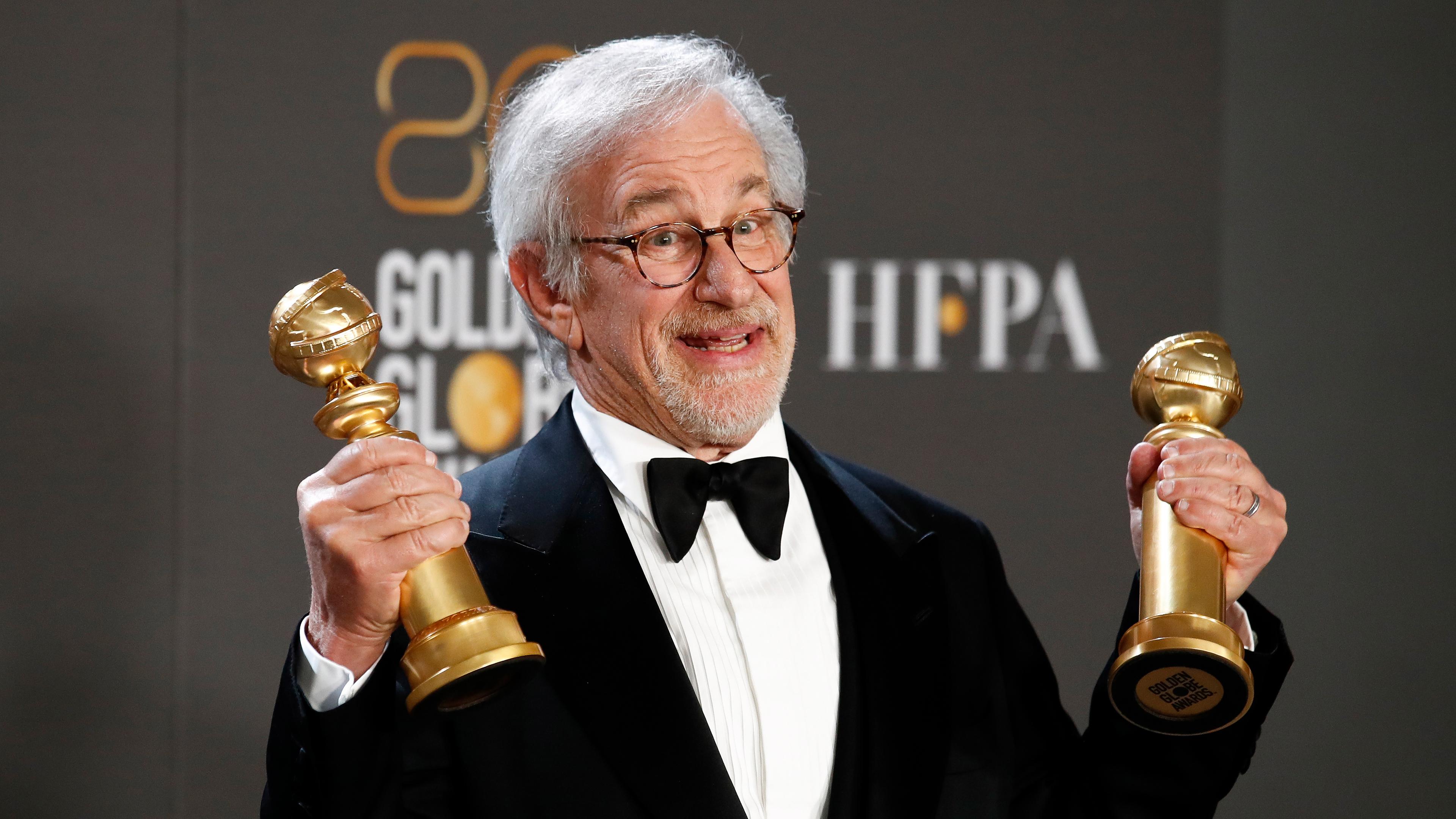Steven Spielberg freut sich bei der 80. Verleihung der Golden Globes gleich über zwei Trophäen, aufgenommen am 10.01.2023
