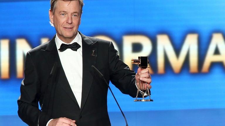 PReisträger Claus Kleber mit der Goldenen Kamera von HÖRZU