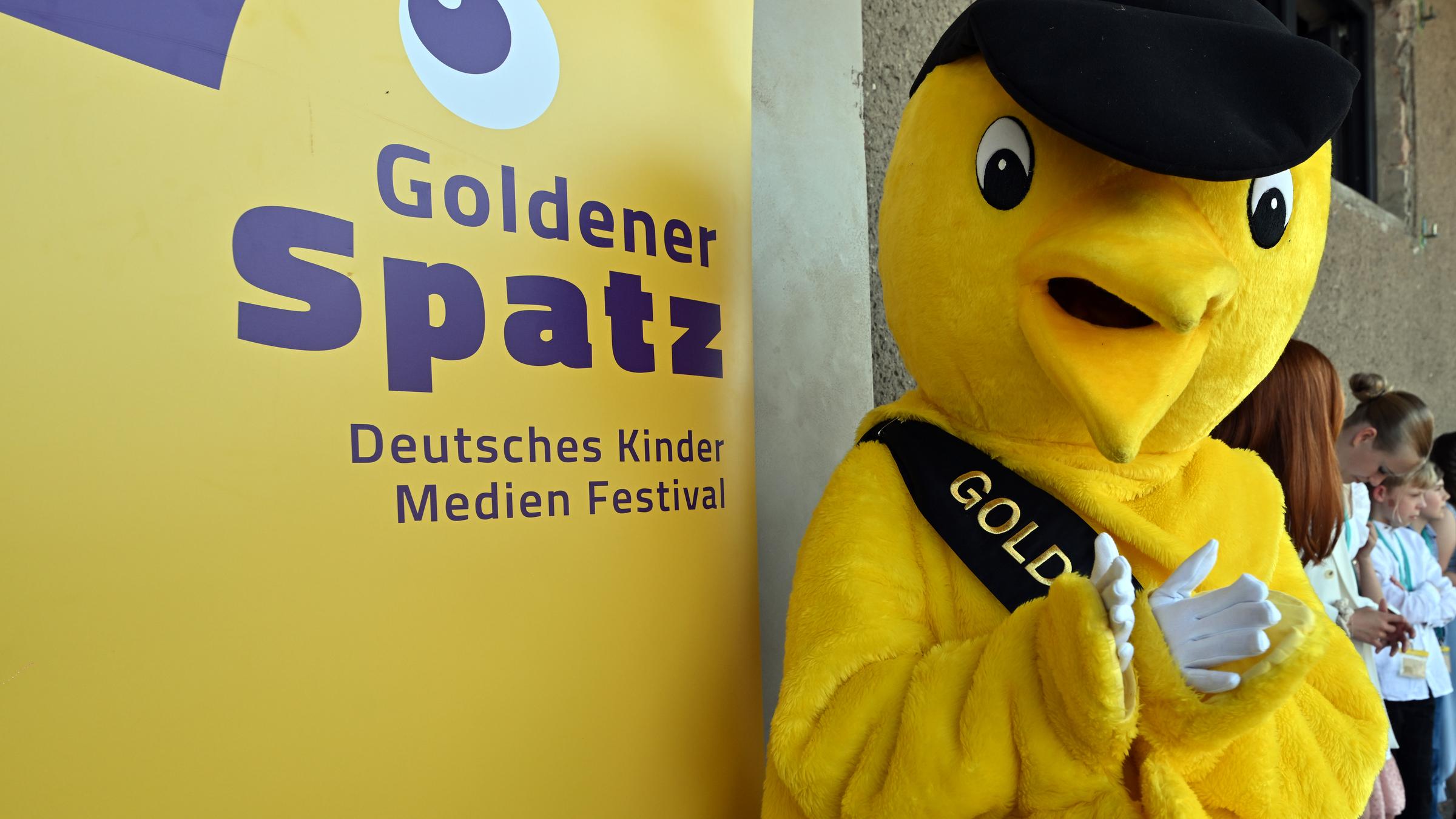 Das Maskottchen steht vor der Preisverleihung beim 31. Deutsches Kinder-Medien-Festival "Goldener Spatz· am Eingang.