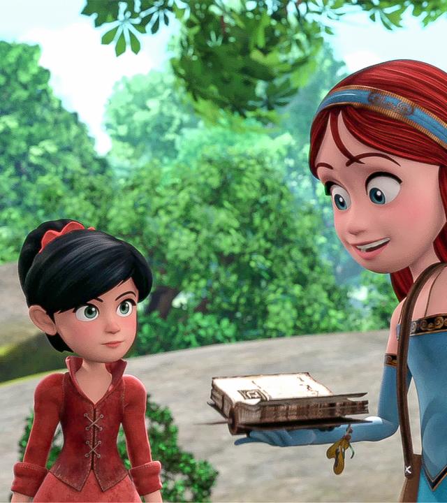 Marian hat die linke Hand erhoben und hält darin ihren Zauberstab. In der rechten Hand hält sie ein Buch, in das sie schaut.