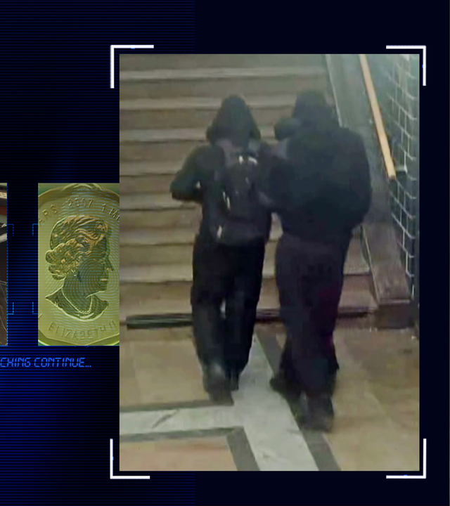 Bild aus einer Überwachungskamera zeigt einen Treppenaufgang. Zwei Gestalten mit schwarzer Kleidung und Kaputzenpullis bewegen sich auf die Treppe zu. Sie sind von hinten zu sehen. Einer von ihnen trägt einen Rucksack. Links daneben: Lichtschematische Darstellung eines Fingerabdrucks.