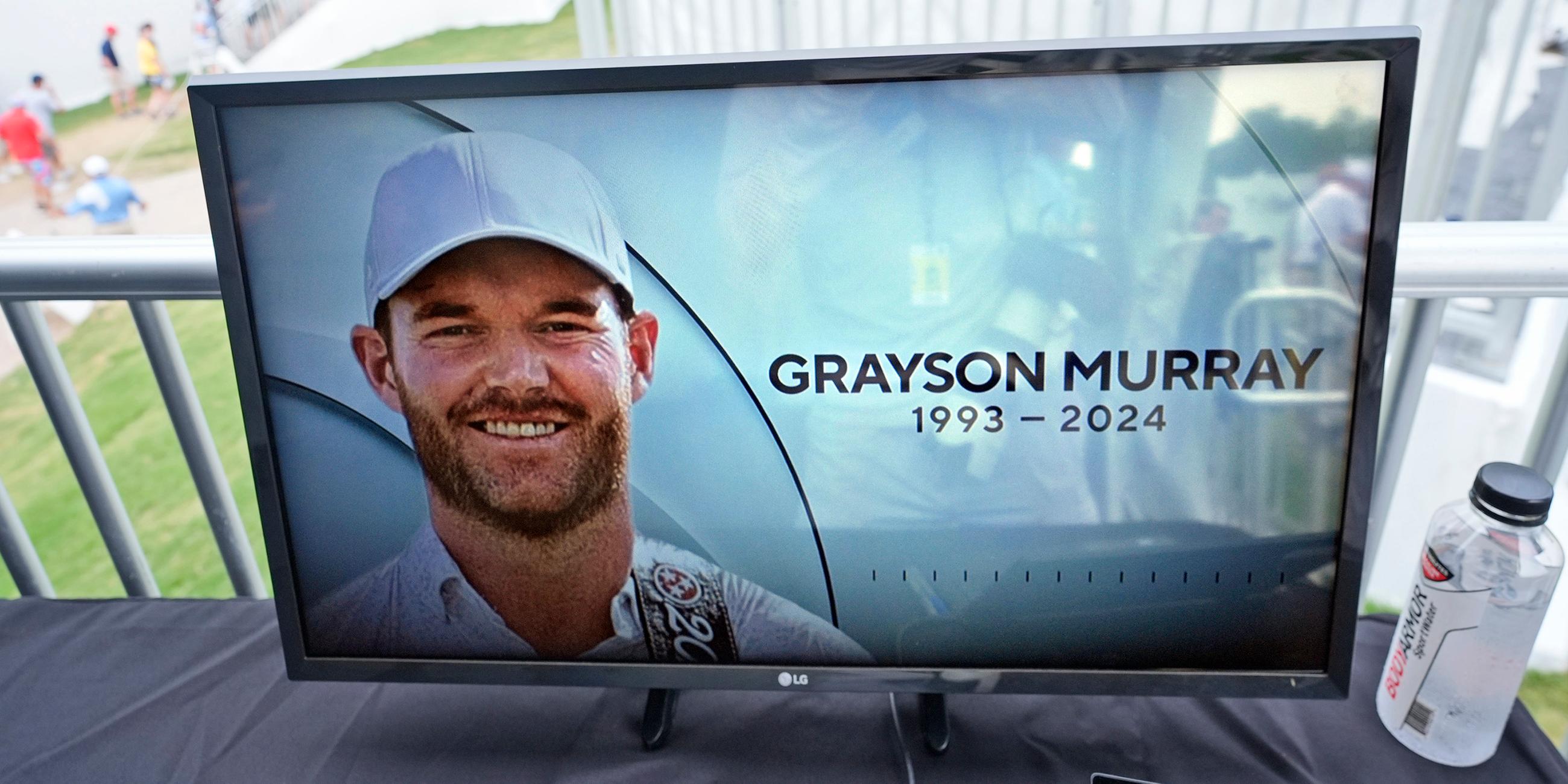 Während der dritten Runde des Charles Schwab Challenge Golfturniers wird auf einem Monitor ein Foto von Grayson Murray gezeigt.