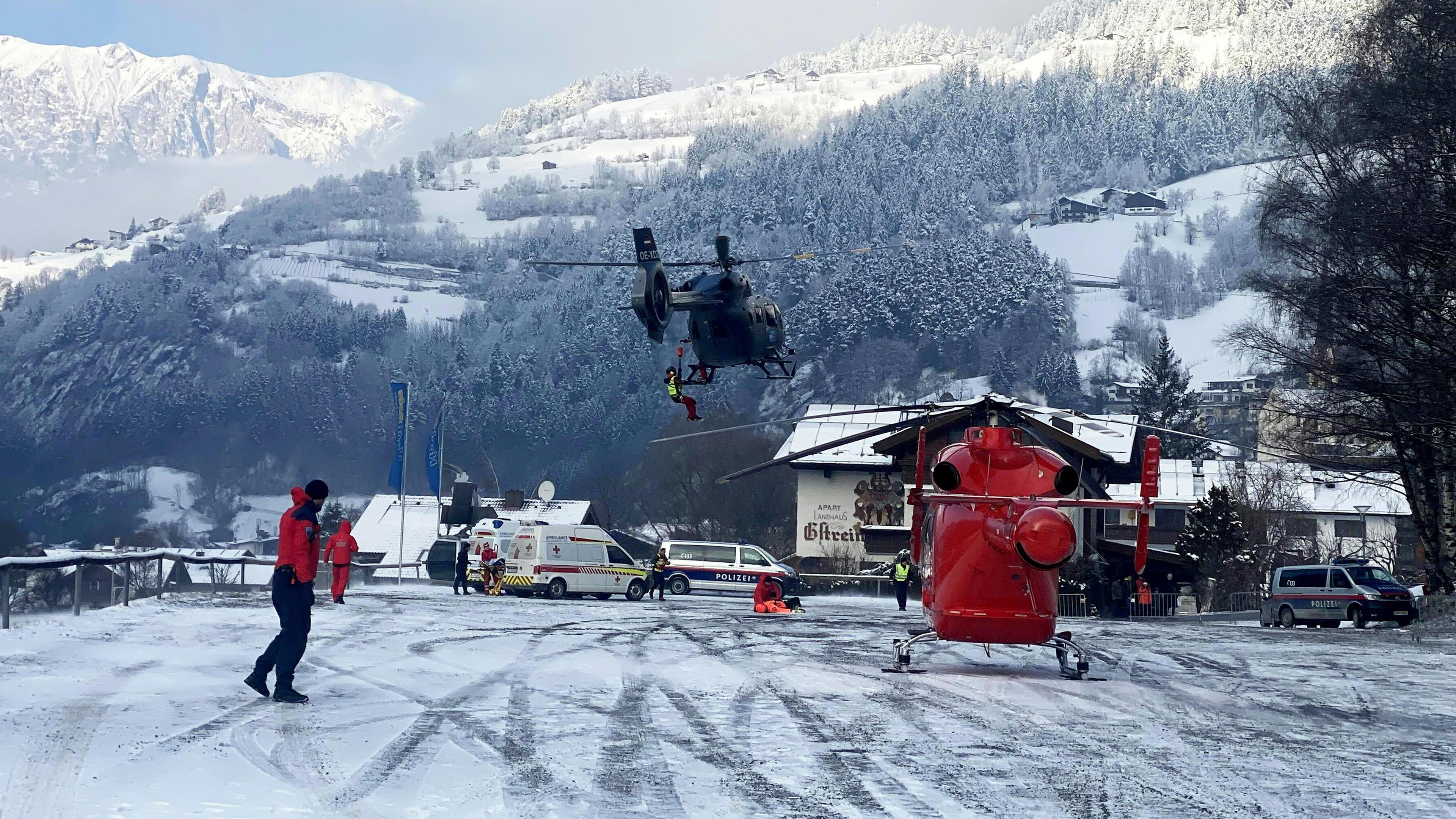 Österreich, Ötz: Einsatzkräfte sind beim Rettungseinsatz zu sehen. Beim Absturz einer Gondel im österreichischen Ötz sind am Dienstag nach ersten Angaben der Polizei mehrere Menschen schwer verletzt worden.