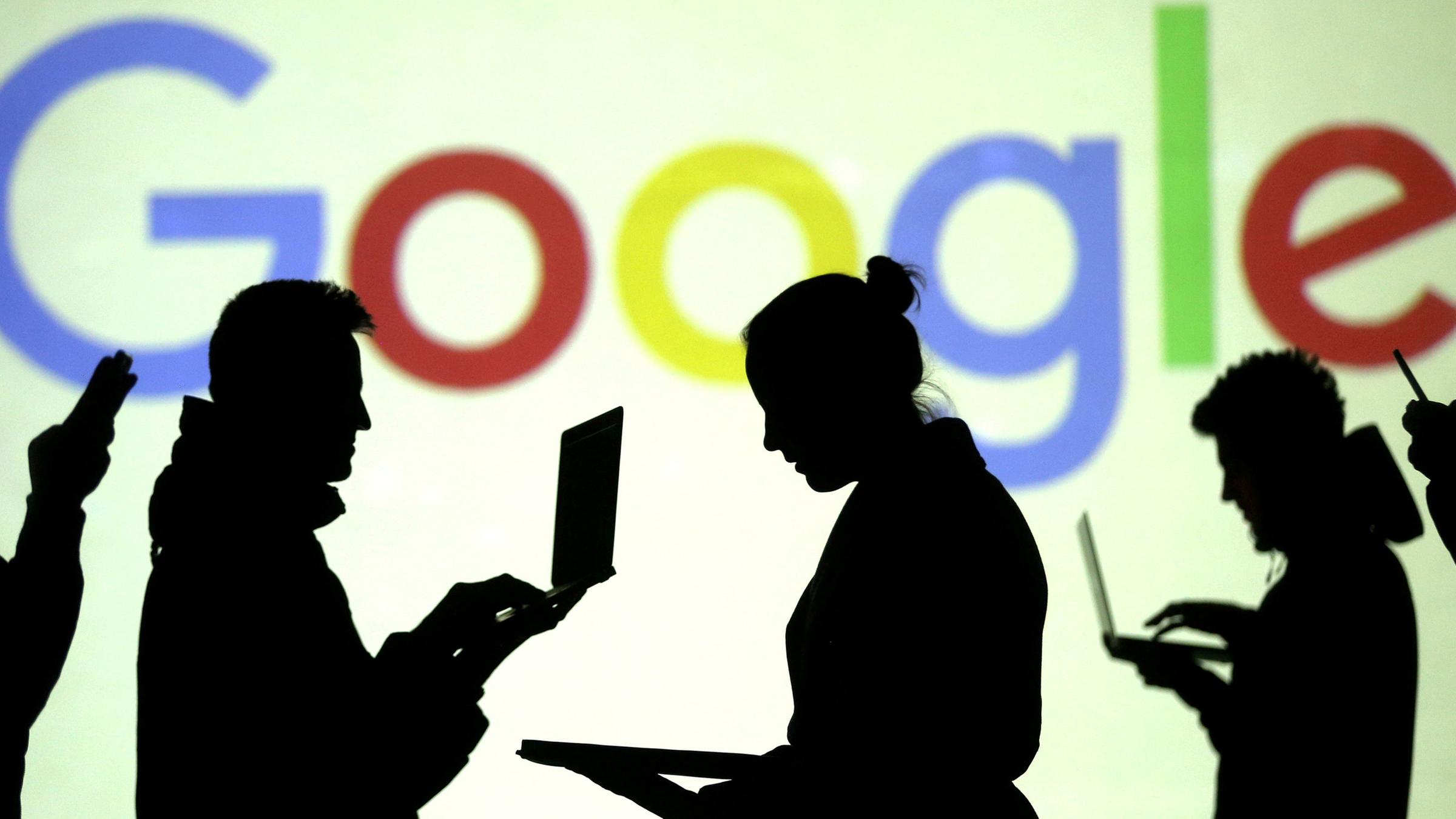 Silhouetten vor dem Logo von Google