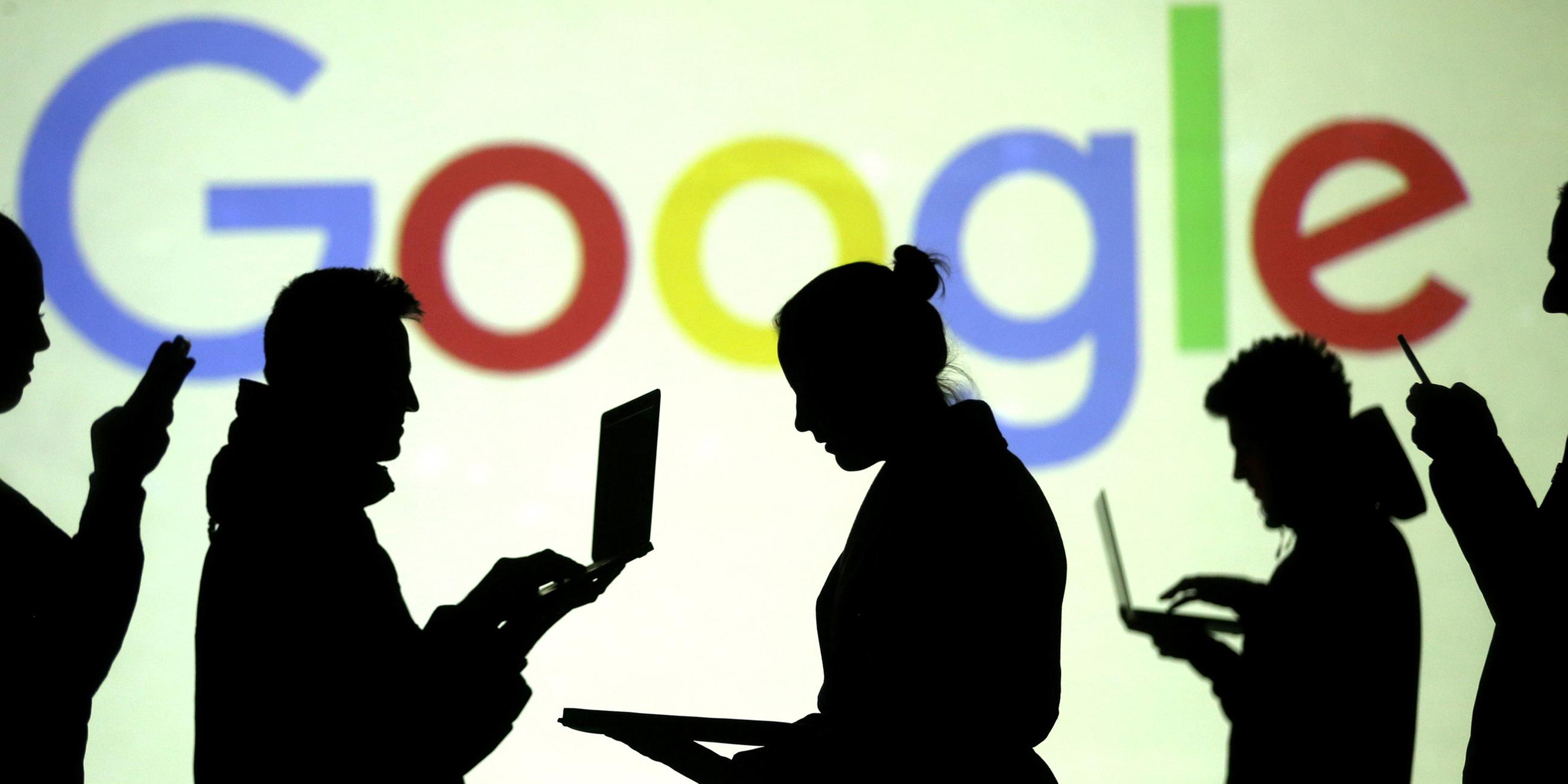 Silhouetten vor dem Logo von Google