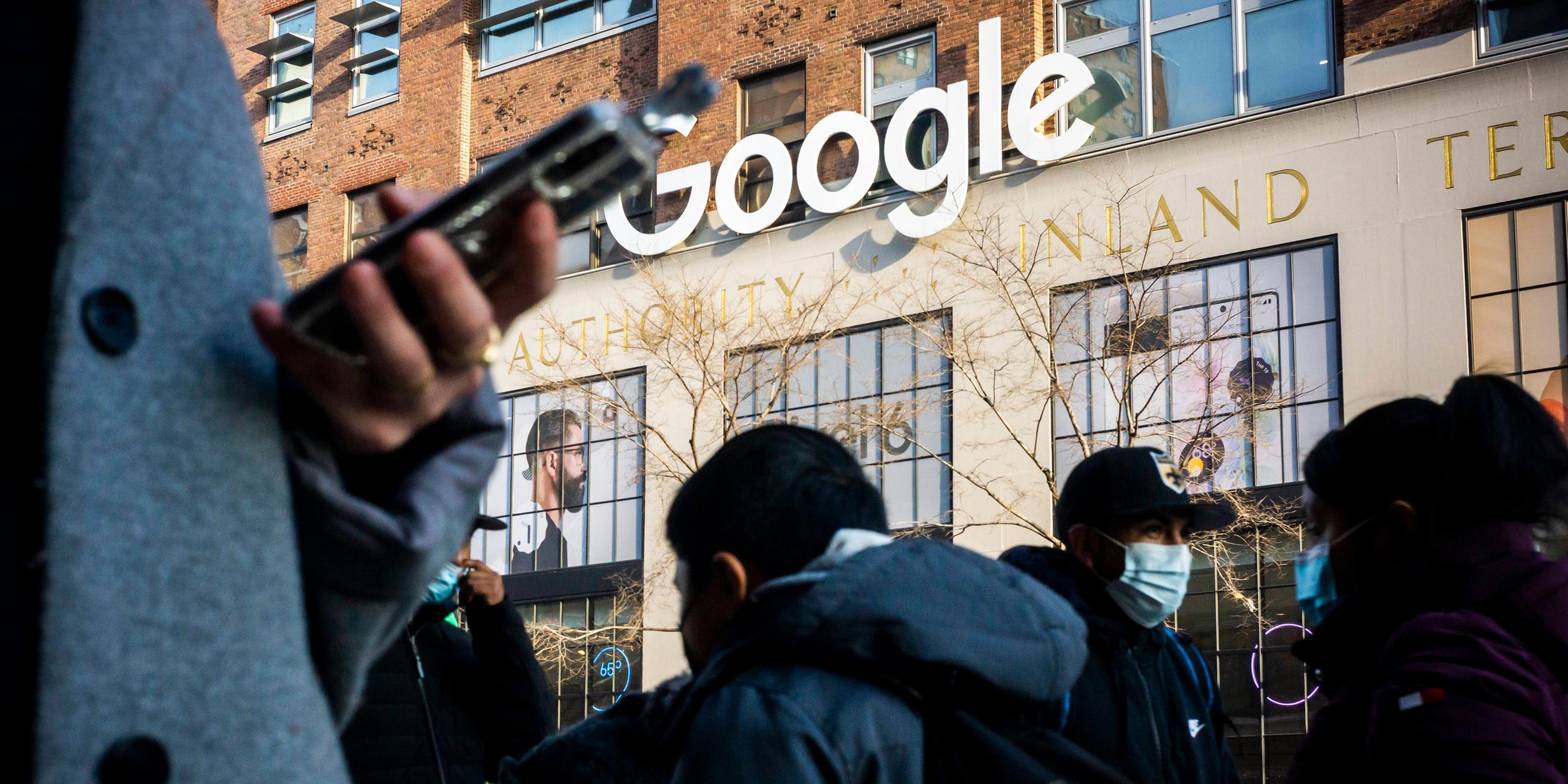Google-Logo auf einem Gebäude in New York