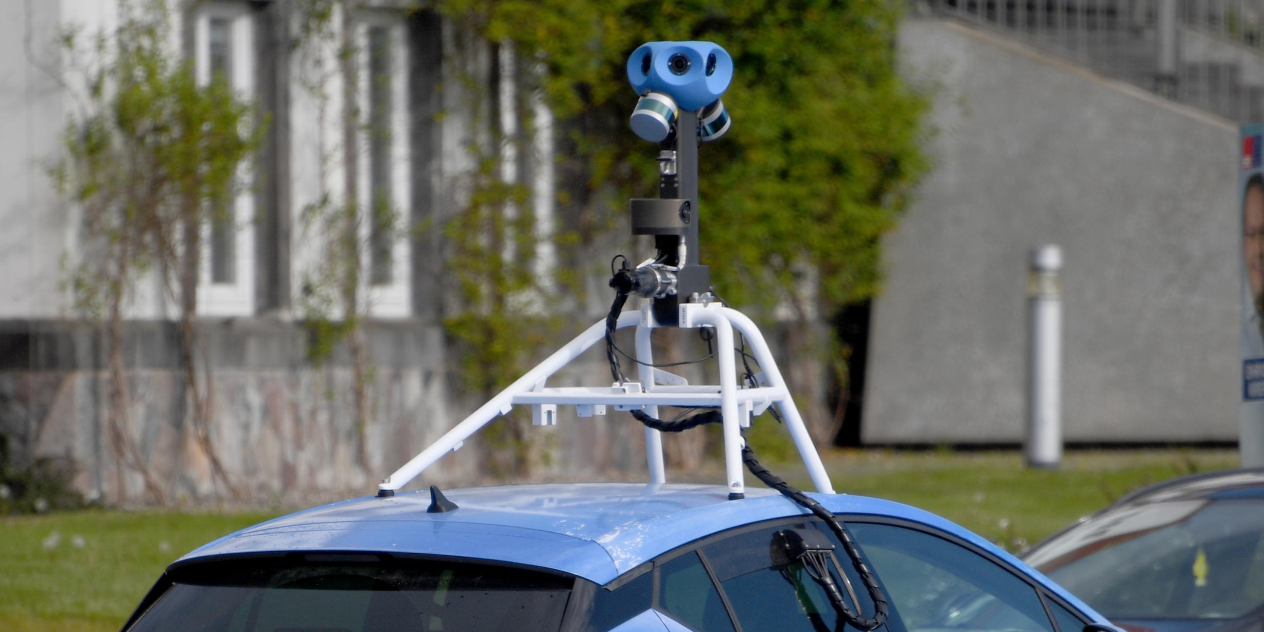 Archiv: PKW mit Kamera auf dem Dach fotografiert für Google Street View 